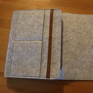 Felt bedside storage bag with 3 pockets, no tools needed